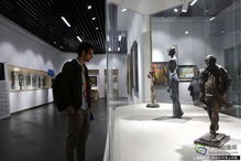 中外記者探訪國(guó)家對(duì)外文化貿(mào)易基地，感受文化用品創(chuàng)新與交流